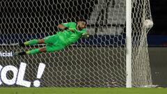 AMDEP4150. R&Iacute;O DE JANEIRO (BRASIL), 14/06/2021.- El arquero Claudio Bravo de Chile no alcanza hoy a atajar el disparo de Lionel Messi de Argentina, durante un partido de la Copa Am&eacute;rica en el estadio Ol&iacute;mpico Nilton Santos, en R&iacute;o de Janeiro (Brasil). EFE/Antonio Lacerda