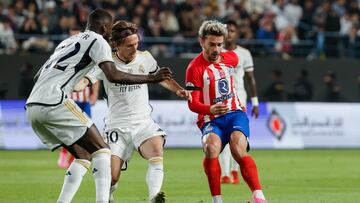 RIAD (ARABIA SAUDÍ), 10/01/2024.- El delantero del Atlético de Madrid Antoine Griezmann (d) juega un balón ante Luka Modric (c) y Antonio Rüdiger, ambos del Real Madrid, durante el partido de semifinales de la Supercopa de España que Real Madrid y Atlético de Madrid disputan este miércoles en el estadio Al Awwal Park de Riad, en Arabia Saudí. EFE/Juan Carlos Cárdenas
