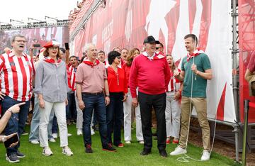 La leyenda del Athletic Club José Ángel iribiar y el presidente del club vizcaíno, Jon Uriarte, izan la bandera del Athletic en la Fan Zone del club en Sevilla.