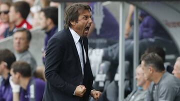 Chelsea manager Antonio Conte celebrates after Diego Costa scored their first goal 