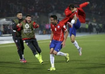 La celebración de Mauricio Isla tras el tanto frente a Uruguay.