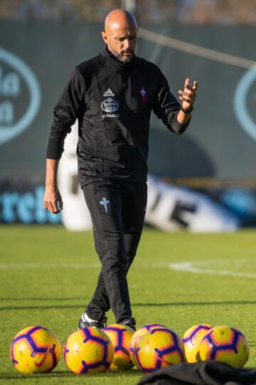 Primer entrenamiento del Carlos Cardoso en los campos de entrenamiento da Madroa, dando instrucciones a los jugadores.