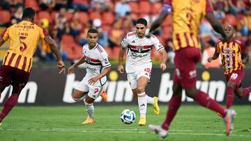 Sao Paulo's Uruguayan midfielder Michel Araujo controls the ball during the Copa Sudamericana group stage first leg football match between Deportes Tolima and Sao Paulo, at the Manuel Murillo Toro stadium in Ibague, Colombia, on May 2, 2023. (Photo by Juan BARRETO / AFP)