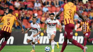 Sao Paulo's Uruguayan midfielder Michel Araujo controls the ball during the Copa Sudamericana group stage first leg football match between Deportes Tolima and Sao Paulo, at the Manuel Murillo Toro stadium in Ibague, Colombia, on May 2, 2023. (Photo by Juan BARRETO / AFP)