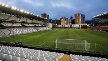 Estadio de Vallecsa vac&iacute;o.