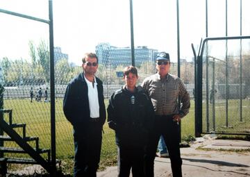 David con su padre y su abuelo en la Ciudad Deportiva del Real Madrid donde hizo una prueba pero no la super¨®. En el club argumentaron que era por su baja estatura.