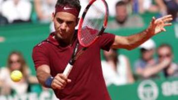 Roger Federer devuelve una bola a Jo-Wilfried Tsonga durante el partido entre ambos tenistas en el Masters 1.000 de Montecarlo.