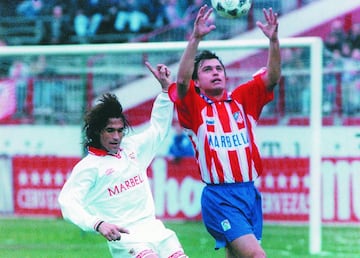 La 94-95 supone todo un cambio en la imagen del Atleti. Diez años después se cambia radicalmente de modelo. El cuello pasa a ser rojo con unos motivos azules y blancos y aparece por primera vez un botón para cerrar el cuello. Las mangas pasan a ser rojas con una franja blanca y en ella se incluyen cuatro logos del club característicos de la imagen corporativa del club. Marbella vuelve a ser patrocinador del club y desaparecen del primer uniforme los tradicionales números de Puma. Las rayas se acompañan por unas finas líneas rojas a cada lado de las principales.