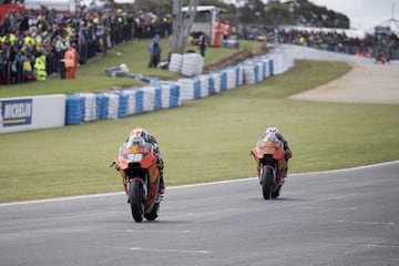 Bradley Smith por delante de Pol Espargaró.
