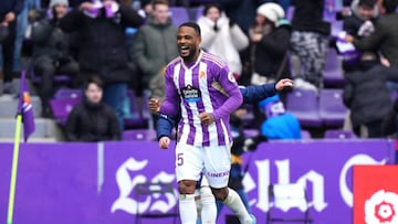 VALLADOLID, SPAIN - JANUARY 29: Cyle Larin of Real Valladolid CF celebrates after scoring the team's first goal during the LaLiga Santander match between Real Valladolid CF and Valencia CF at Estadio Municipal Jose Zorrilla on January 29, 2023 in Valladolid, Spain. (Photo by Angel Martinez/Getty Images)