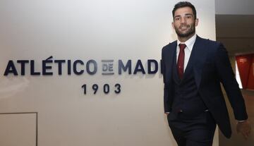 Adán luciendo el nuevo traje que vistirá al conjunto rojiblanco en sus desplazamientos para la temporada 2018/19.