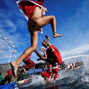 Varios nadadores disfrazados con motivos Navideños participan de la 112 Edición de la Copa Nadal, una de las pruebas de natación mas antiguas de Europa ya que se celebra desde 1907