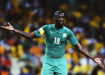 Como no podía ser de otra forma, Yaya Touré (Sokoura Bouaké, Costa de Marfil, 1983), el  único jugador que ha ganado cuatro Balones de Oro de la CAF de manera consecutiva, es una de las grandes estrellas de este once histórico africano del siglo XXI. A nivel de clubes, lo ha ganado todo, pues fue pieza fundamental en el Barcelona de Guardiola que ganó el Sextete en el año 2009. Pep lo utilizaba como mediocentro defensivo o central y el marfileño decidió marcharse al City en verano de 2010. En Manchester, donde estuvo ocho temporadas, adelantó su posición como centrocampista ofensivo y su nivel fue tan brutal que fue elegido cuatro años seguidos como mejor jugador africano (2011,2012, 2013 y 2014). Con la selección de Costa de Marfil, se proclamó campeón de la CAN en 2015. 

