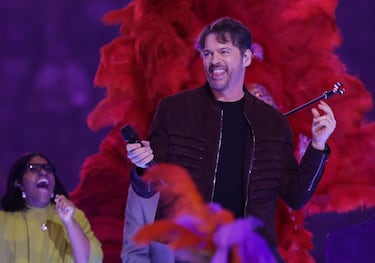 El cantante se presentó antes del partido.