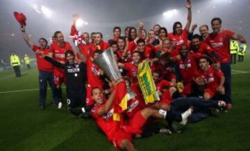 16 de Mayo de 2007, final de la Copa de la UEFA entre el Sevilla y el Espanyol disputada en Glasgow. Los campeones posan con la Copa.