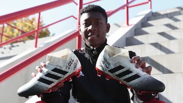 Alaba anuncio as&iacute;, con sus botas, su nuevo contrato con Adidas hasta 2026.