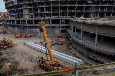 La nueva fachada será permeable, abierta y estará compuesta por bandas metálicas que en conjunto crean una "piel curvilínea, paramétrica y tridimensional".