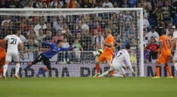 04/05/14 - Espectacular gol de espuela de Cristiano Ronaldo al Valencia en el Bernabéu.