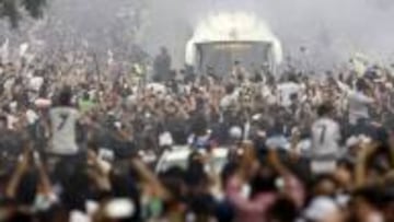 La afición del Madrid recibe al autobús del equipo el 13 de mayo antes del partido contra la Juve.