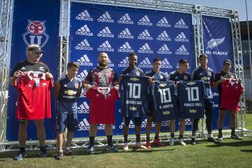 Jugadores de el equipo de rugby neozelandés All Blacks participan en una actividad extraeportiva con los jugadores de el equipo Universidad de Chile en el CDA.