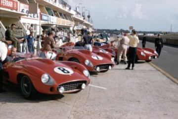 Varios modelos de Ferrari durante la carrera de las 24 horas de Le Mans en junio de 1957. Los pilotos Mike Hawthorn y Luigi Musso compartieron el coche.
