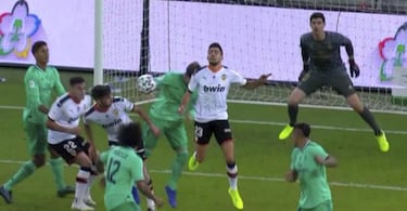 La de Ramos no es mano punible, ahora se tiende a pitarlas todas