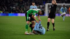 Luiz Felipe intenta levantar a Iago Aspas mientras el árbitro Del Cerro Grande le enseña tarjeta roja, durante el Betis-Celta de la pasada temporada en el Benito Villamarín.