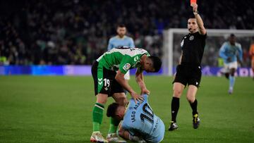 Luiz Felipe intenta levantar a Iago Aspas mientras el ¨¢rbitro Del Cerro Grande le ense?a tarjeta roja, durante el Betis-Celta de la pasada temporada en el Benito Villamar¨ªn.