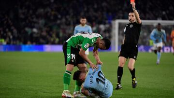 Luiz Felipe intenta levantar a Iago Aspas mientras el árbitro Del Cerro Grande le enseña tarjeta roja, durante el Betis-Celta de la pasada temporada en el Benito Villamarín.