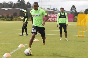 Trabajo de los delanteros de Nacional de cara al juego ante Leones en el Atanasio Girardot.