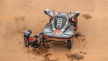 Carlos Sainz, parado en la etapa 2 del Dakar 2023.