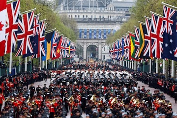 Vista general de The Mall, la calle que va hasta el Palacio de Buckingham desde Trafalgar Square, durante la ceremonia de coronación del rey Carlos III.