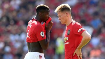 Paul Pogba y Scott McTominay hablan en un partido de esta temporada