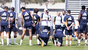 Carlo Ancelotti explica a sus jugadores los ejercicios que van a realizar en un entrenamiento de esta pretemporada en las instalaciones de UCLA.