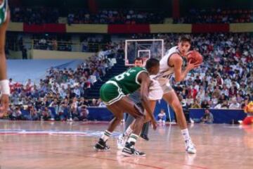 El yugoslavo Toni Kukoc ante los Celtics.