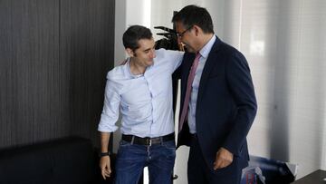 Bartomeu y Valverde posan en las oficinas del Camp Nou.