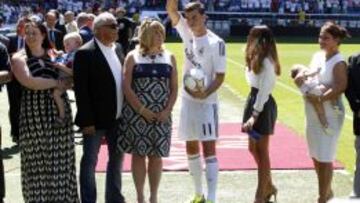 Vicky, Frank, Debbie, Bale, Emma Rhys-Jones y Suzanne, con la hija de Bale en brazos.