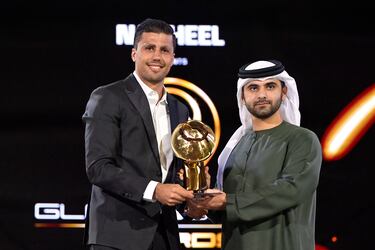 Rodri, recibe el premio como mejor centrocampista.