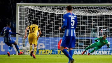 Berlin (Germany), 16/03/2019.- Berlin&#039;s Salomon Kalou (L) scores the 2-1 lead from the penalty spot during the German Bundesliga soccer match between Hertha BSC and Borussia Dortmund in Berlin, Germany, 16 March 2019. (Alemania, Rusia) EFE/EPA/FELIPE