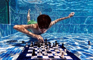 Desde la Antigua Grecia se ha considerado importante cultivar el cuerpo y la mente. En la actualidad quienes desean potenciar el intelecto y la forma física se decantan por practicar pilates o yoga. En Sudáftica han ido un paso más allá al organizar una competición para Grandes Maestros de ajedrez-clavados. En la imagen, el uzbeko Javokhir Sindarov.