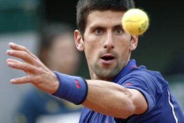 Novak Djokovic devuelve la pelota al jugador argentino Guido Pella.
