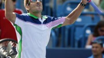 Tommy Robredo celebra su triunfo ante Djokovic.