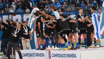 Jugadores de Huachipato celebran el titulo del campeonato nacional contra Audax Italiano durante el partido de Primera División disputado en el estadio CAP de Talcahuano, Chile.