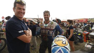 Marc Coma, director deportivo del Dakar, junto al piloto Armand Monleón, que acabó 14º.