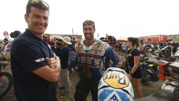 Marc Coma, director deportivo del Dakar, junto al piloto Armand Monle¨®n, que acab¨® 14?.