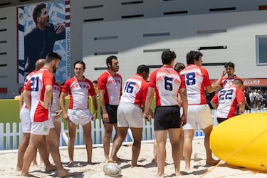 El equipo de la Universidad de la Complutense durante un partido de rugby playa. 
