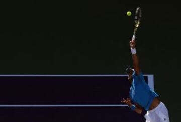 Fernando Verdasco sirve durante el partido contra John Isner en la BNP Paribas Open de Indian Wells.