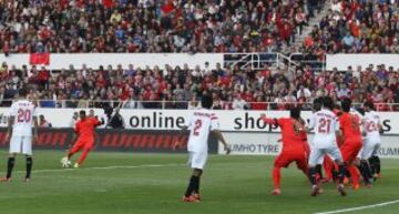 0-2. Neymar anotó el segundo tanto de falta directa.