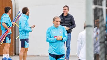 Baraja charla con Corona durante un entrenamiento del Valencia.