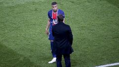 Kylian Mbappe of PSG talks to coach of PSG Mauricio Pochettino during the UEFA Champions League, Semi Final, 1st leg football match between Paris Saint-Germain and Manchester City on April 28, 2021 at Parc des Princes stadium in Paris, France - Photo Jean